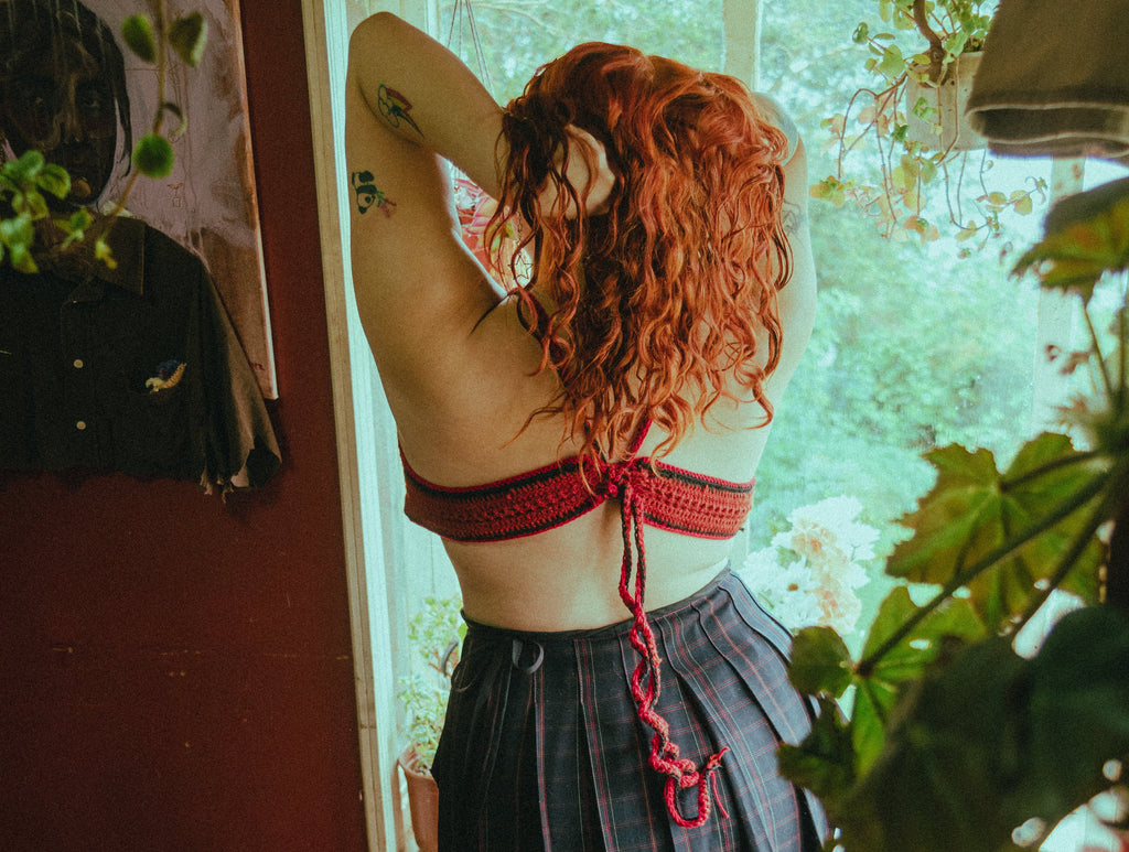 look 3 • jardín marino • top rosa roja