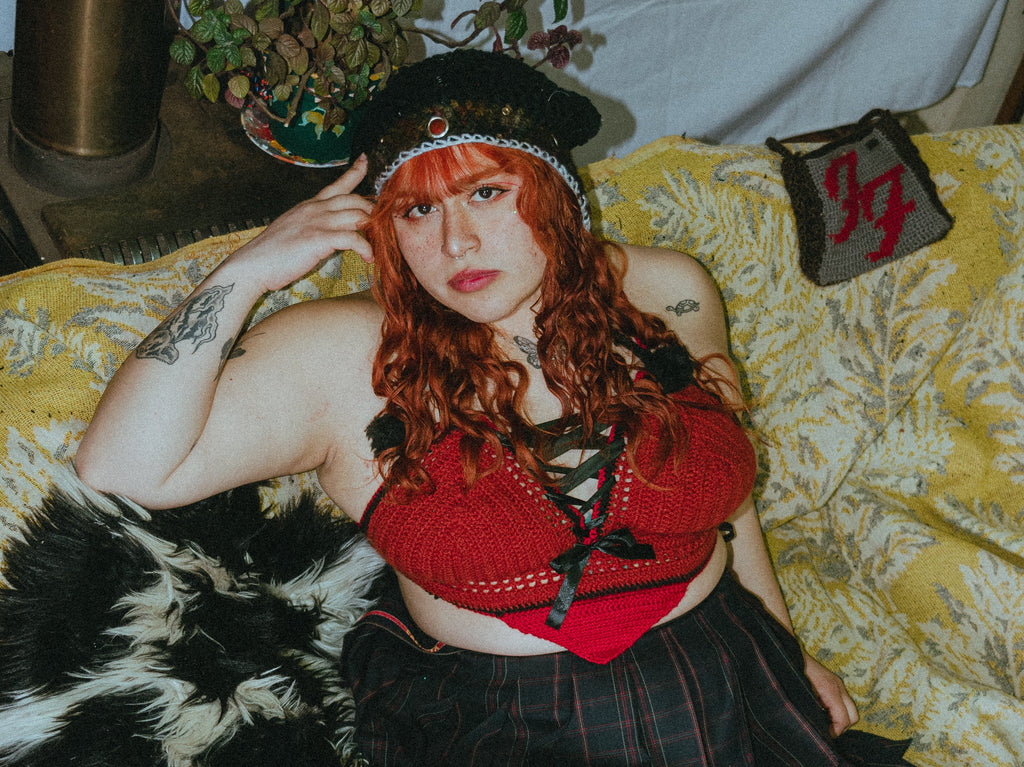 look 3 • jardín marino • top rosa roja