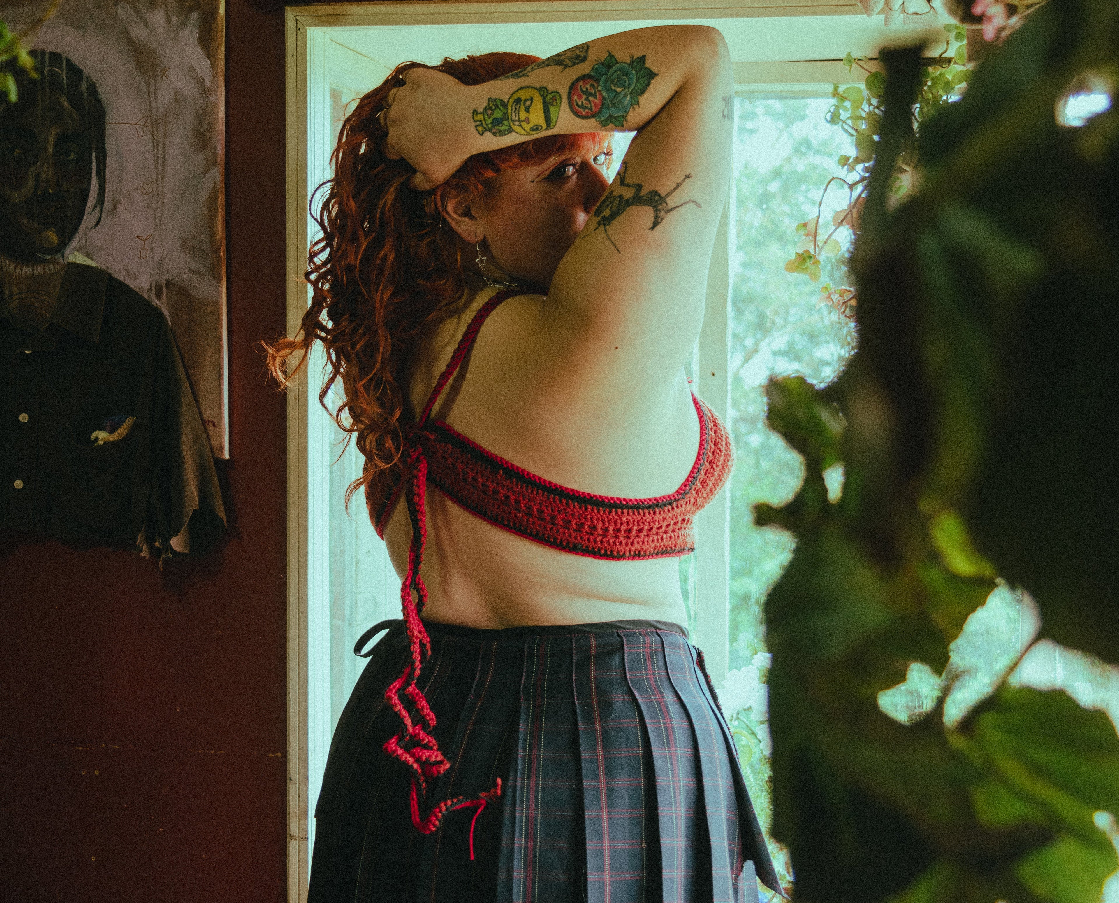 look 3 • jardín marino • top rosa roja